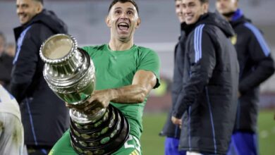 Goleiro argentino ignora críticas e ‘renova' polêmica da Copa do Mundo em comemoração