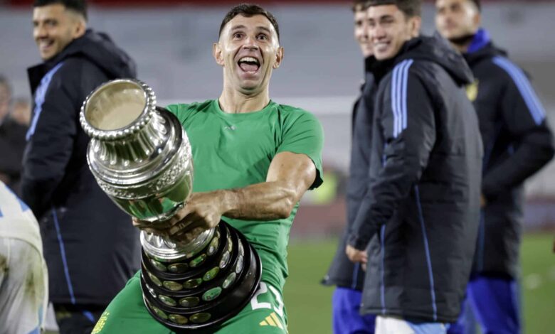 Goleiro argentino ignora críticas e ‘renova' polêmica da Copa do Mundo em comemoração