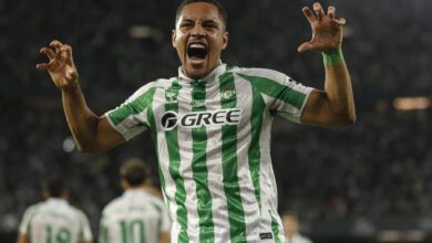 Em crescente no Betis, Vitor Roque marca mais dois e dá recado ao reserva